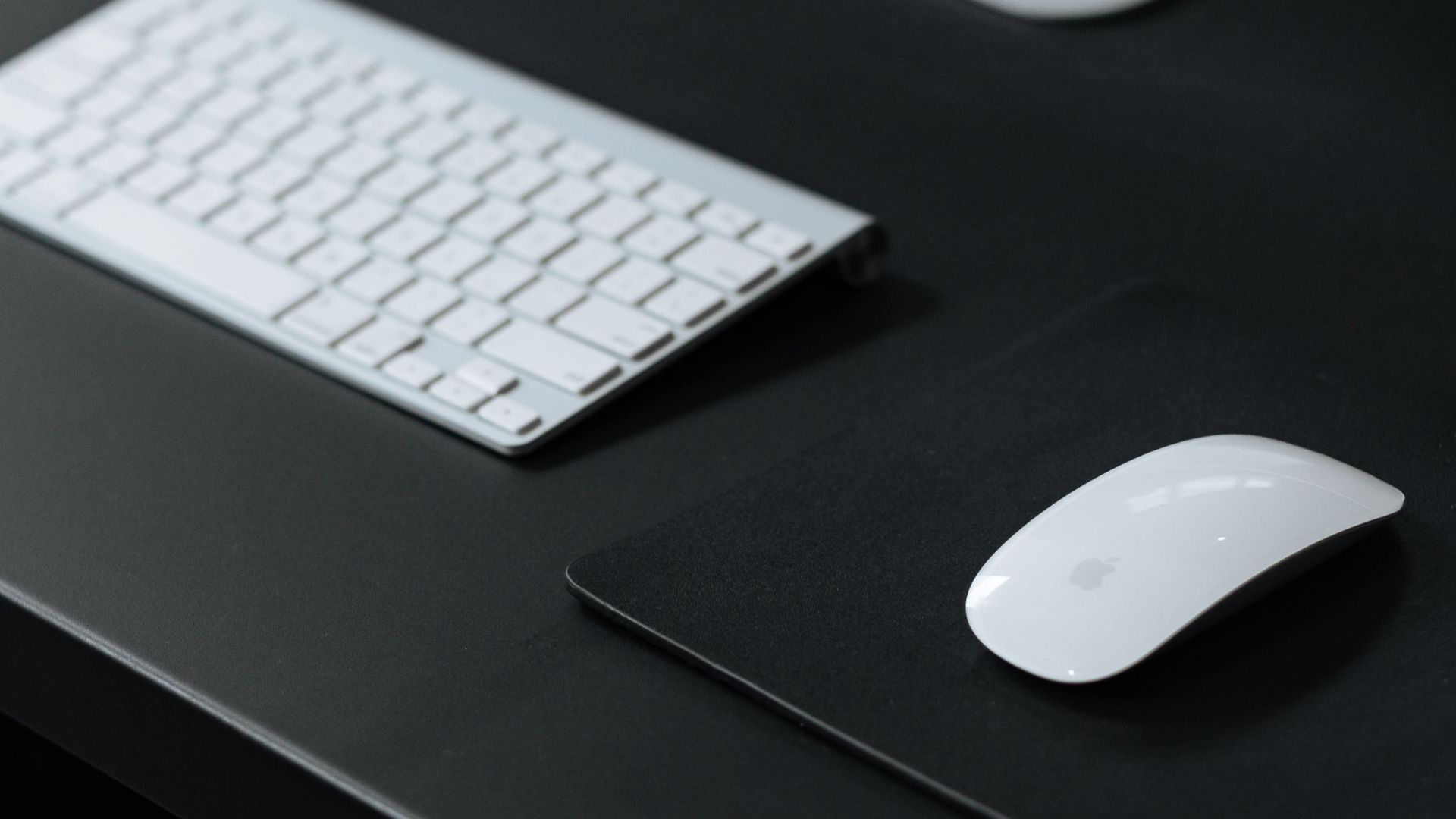 Bureau minimaliste noir avec clavier et souris sans fil